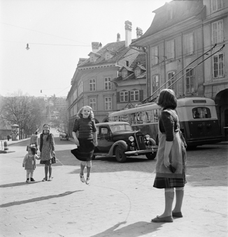 Vier Kinder mit Springseil. Im Hintergrund Nydeggasse und Nydeggbrücke,links eine Plakatsäule. Trolleybus S Richtung Schosshalde und Auto am Vorbeifahren