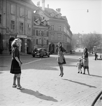 Vier Kinder mit Springseil. Im Hintergrund Nydeggasse und Nydeggbrücke, Auto am Vorbeifahren. Schild von Bäckerei am Haus Gerechtigkeitsgasse Nr. 1