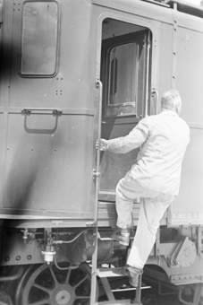 Lokomotivführer in Arbeitskleider beim Einsteigen in die Lokomotive