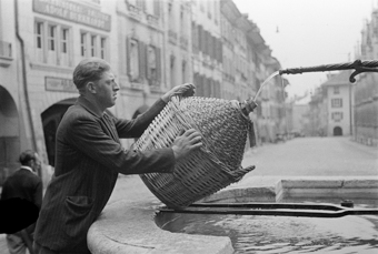 Mann mit Korbflasche beim Mosesbrunnen, Münsterplatz Bern