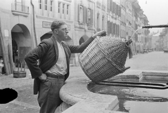 Mann mit Korbflasche beim Mosesbrunnen, Münsterplatz Bern