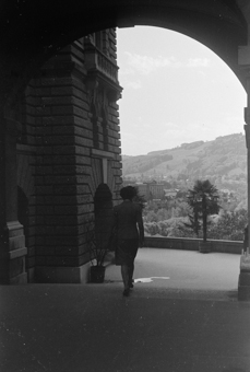 Junge Frau im Durchgang zur Bundesterrasse, Bern