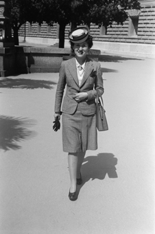 Junge Frau auf der Bundesterrasse, Bern
