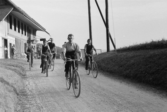 Gruppe von Knaben auf Fahrrädern, Grünenmatt