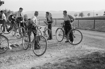 Gruppe von Knaben mit Fahrrädern, Grünenmatt