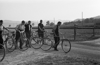 Gruppe von Knaben mit Fahrrädern, Grünenmatt