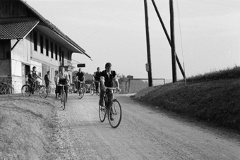 Gruppe von Knaben mit Fahrrädern, Grünenmatt