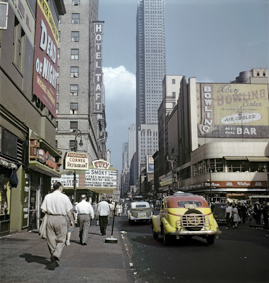 W 50th Street mit Passanten und Autos, Roxy Theatre und Roxy Bowling Centre, in der Bildmitte das Rockefeller Center