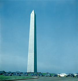 Washington Monument, ein 169 m hoher Obelisk zu Ehren des ersten Präsidenten Amerikas, unten auf dem Bild zahlreiche Autos