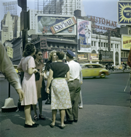Frauen im Gespräch mit einem Polizist, Strassenkreuzung mit gelbem Taxi, im Hintergrund Orpheum Dance Palast,  Kinoplakat «Diary of a Chambermaid» von 1946, Gebäude von «Automat Horn&Hardart», links im Bild Strassenschild «no turns on 7the Avenue 42-47 Street»