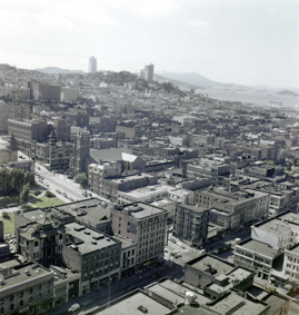Blick aus dem Zentrum von San Francisco Richtung Norden, Kirche Old St Mary's Cathedral an der California Street, Autos und Strassenbahn auf der Kearny Street, oben links im Bild am Horizont die Golden Gate Bridge
