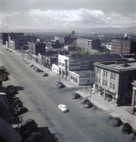Blick von oben auf eine Strasse in Salt Lake City: Ware House, Garage, Hotel, parkierte Autos, Zellerbach Paper Company, im Hintergrund ein Wasserturm