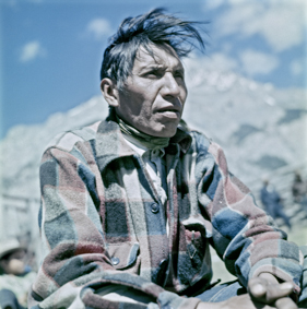 Indigener Mann am Indianertreffen in Banff