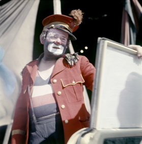 Geschminkter Clown in roter Uniform
