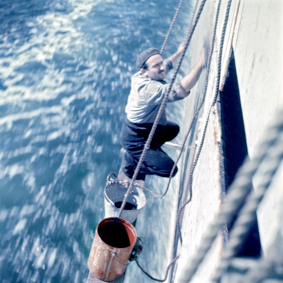 Paul Senn reiste 1951 mit dem Getreideschiff S/S Lausanne von Antwerpen nach Houston: Putzarbeiten am Schiff