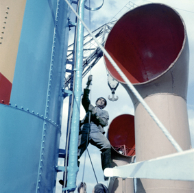 Paul Senn reiste 1951 mit dem Getreideschiff S/S Lausanne von Antwerpen nach Houston: Matrose bei der Arbeit