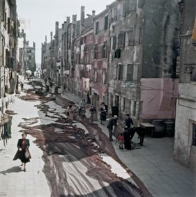 Fischernetze in einer Gasse in Chioggia