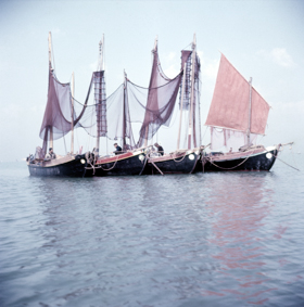 Gruppe mit vier Fischerbooten 