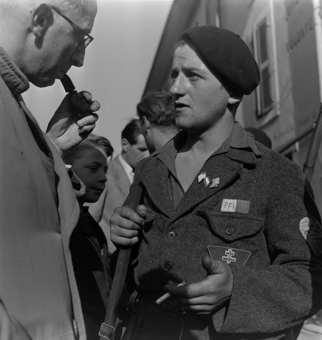 Französischer Soldat im Gespräch 