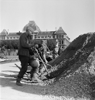 Soldaten bei Bauarbeiten auf der Zufahrt zur Pont de l'Université