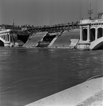 Die zerstörte Pont Wilson mit einer provisorischen Holzbrücke