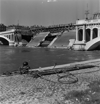 Zerstörte Pont Wilson mit provisorischem Holzsteg