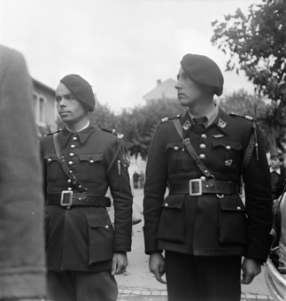Französische Soldaten begrüssen Schweizer Journalisten