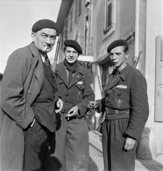 Franzose mit zwei Soldaten bei einer Zigarettenpause