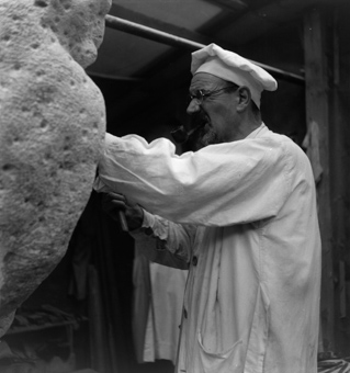 Steinmetz bei der Arbeit
