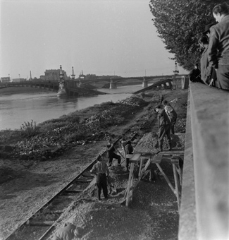 Schweizer Journalisten beobachten deutsche Soldaten bei Bauarbeiten, hinten die zerstörte Pont Gallieni (anderer Name: Pont du Midi) und der Viaduc du Perrache (Eisenbahnbrücke)