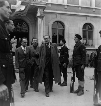 Empfang der Schweizer Journalisten beim Hôtel de Ville, Schweizer Fahne zu Ehren der Gäste