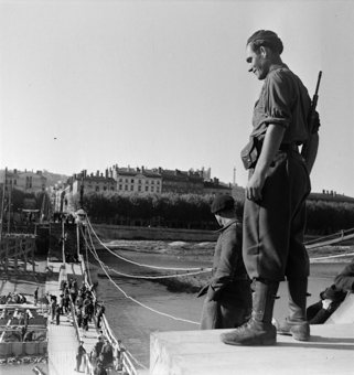 Französische Soldaten überwachen die deutschen Soldaten bei Bauarbeiten auf Brücke (vermutlich die Passerelle du Palais-de-Justice)