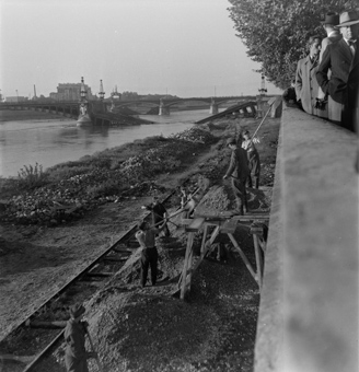Schweizer Journalisten beobachten deutsche Soldaten bei Bauarbeiten, hinten die zerstörte Pont Gallieni (anderer Name: Pont du Midi) und der Viaduc du Perrache (Eisenbahnbrücke)