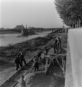 Schweizer Journalisten beobachten deutsche Soldaten bei Bauarbeiten, links drei französische Soldaten beim Überwachen der Arbeiter, hinten die zerstörte Pont Gallieni (anderer Name: Pont du Midi) und der Viaduc du Perrache (Eisenbahnbrücke)