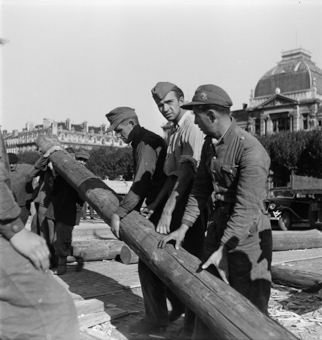 Soldaten bei Bauarbeiten auf der Zufahrt zur Pont de l'Université