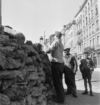 Deutscher Soldat bei der Arbeit an einer Mauer