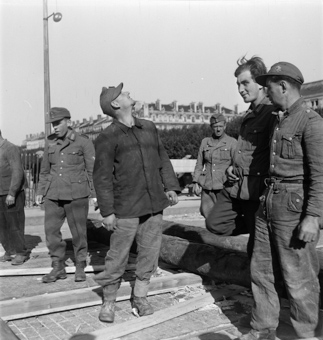 Deutsche Soldaten bei der Arbeit mit Holzstämmen, im Hintergrund die Universität Lyon III (Université Jean Moulin)
