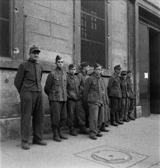 Deutsche Soldaten in Lyon vor dem Etat Major an der Place Carnot 25