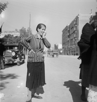 Trauernde Frau in Lyon