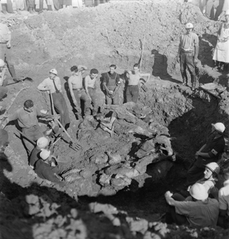 Rotkreuzfreiwillige und Soldaten bei Ausgrabungsarbeiten
