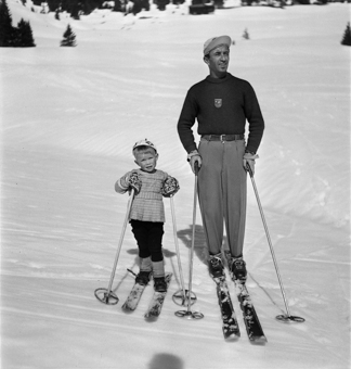 Kind und Skilehrer in Pose für den Fotografen