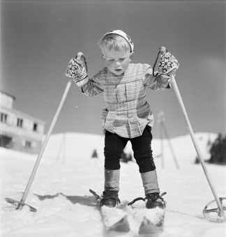Kind auf Skiern in Startposition