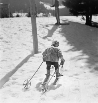 Kind fährt zum wartenden Skilehrer