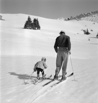 Kind und Skilehrer beim Üben auf flachem Gelände
