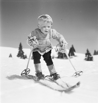 Kind auf Skiern in voller Konzentration