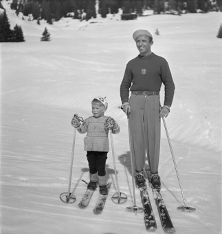 Kind und Skilehrer posieren für den Fotografen