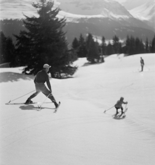 Kind und Skilehrer auf der Piste
