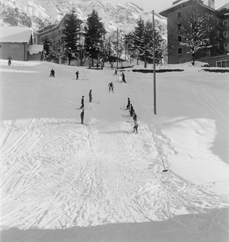 Kinder auf Skiern an einem Schneehang in Wengen