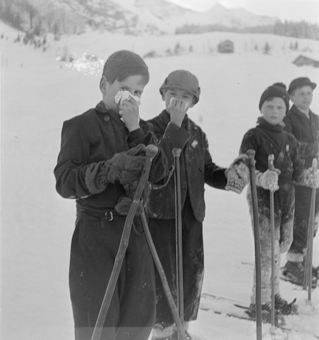 Vier Kinder auf Skis