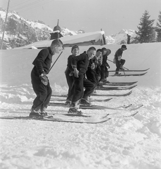 Gruppe von Kindern am Piste präparieren